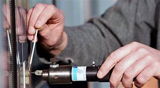 Technicien serrurier réaliste